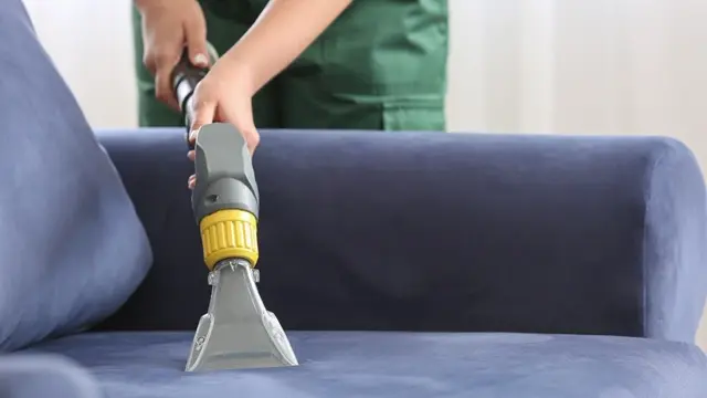 Хімчистка дивану — наша команда за роботою